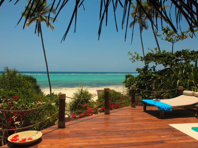 Liege am Pool des Matemwe Beach House mit Blick auf das Meer