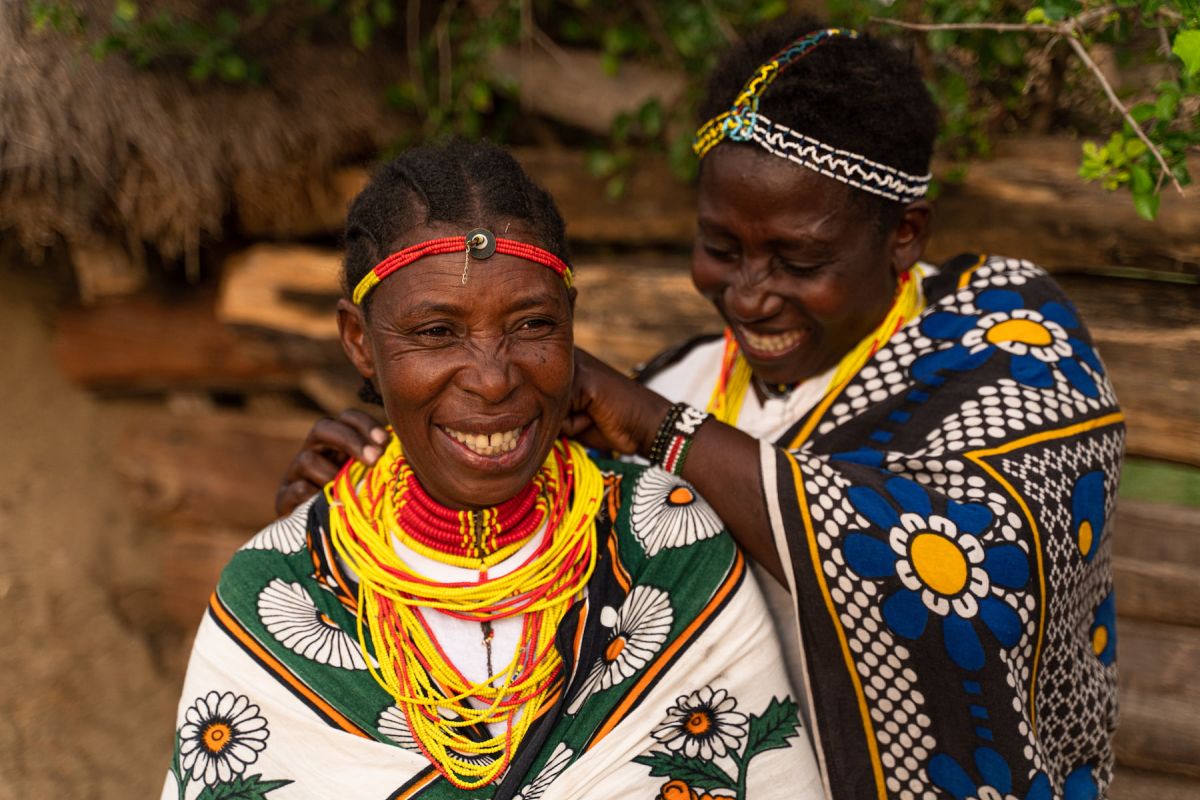 Kuria Stamm-Ältere Damen tragen die traditionellen Perlen