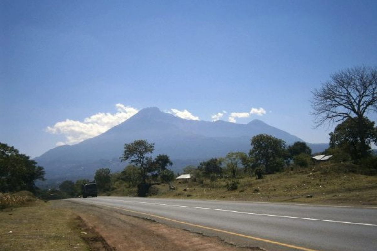 Strasse in Tansania mit Mount Meru im Hintergrund