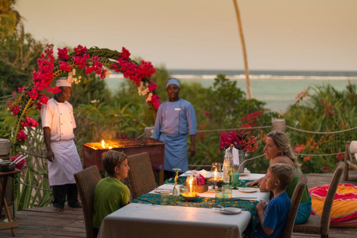 Liege am Pool des Matemwe Beach House mit Blick auf das Meer