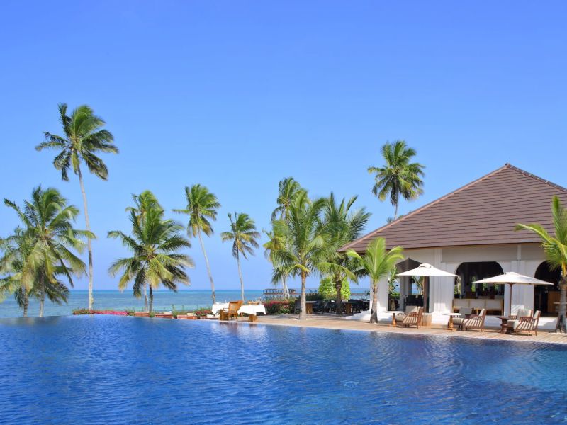 The Residence Zanzibar - Pool mit Palmen und Blick auf das Meer