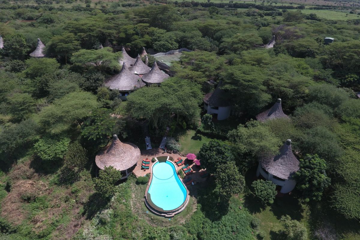 Poolanlage und Bungalows der Lake Manyara Serena Safari Lodge