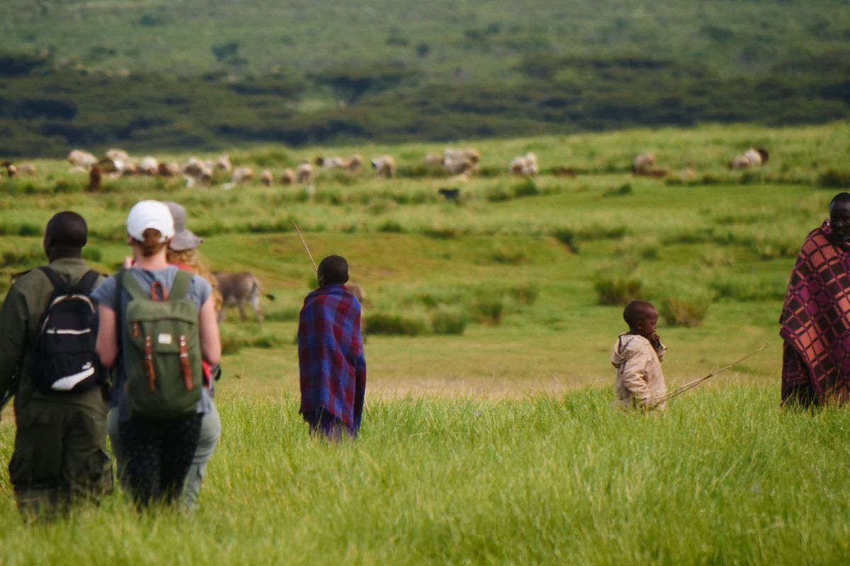 Reisegruppe und Stammesmitglieder im Ngorongoro Krater