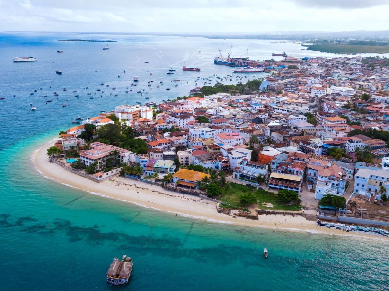 Luftaufnahme der tropischen Insel Sansibar mit einer ruhigen Bucht
