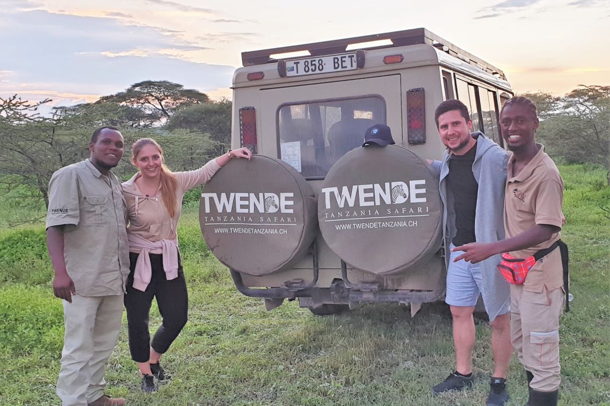 Team vor Ort in Tansania mit Reisegruppe