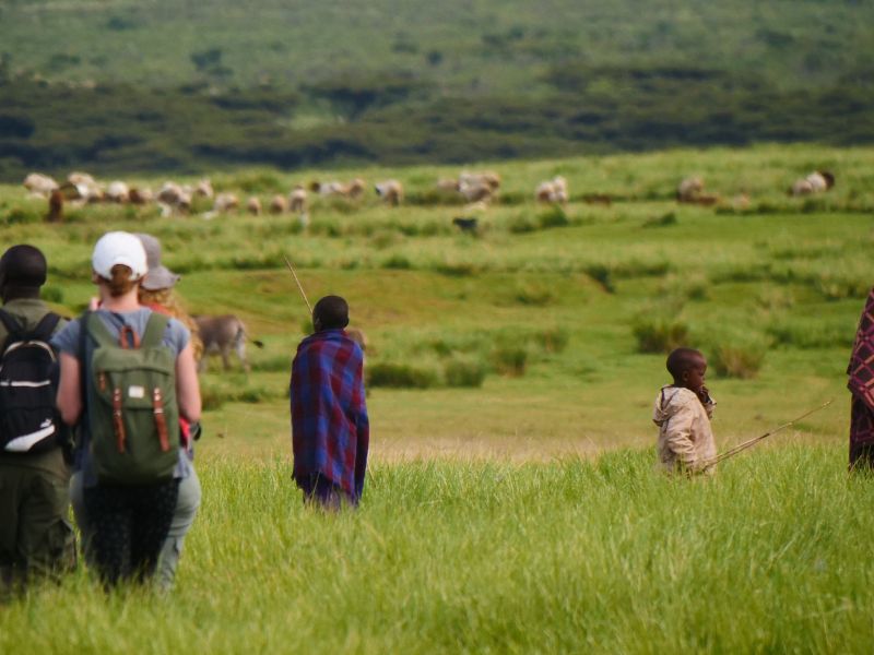 Reisegruppe und Stammesmitglieder im Ngorongoro Krater