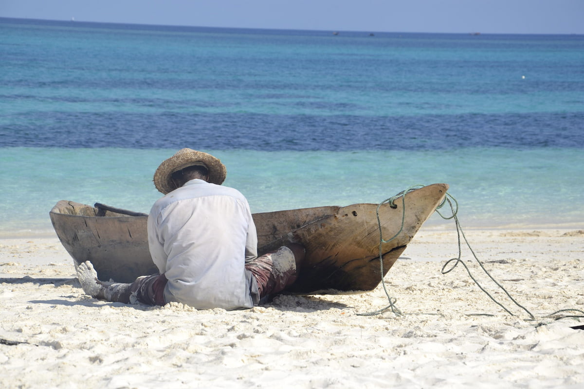 Fischerboot und Fischer auf der Insel Sansibar