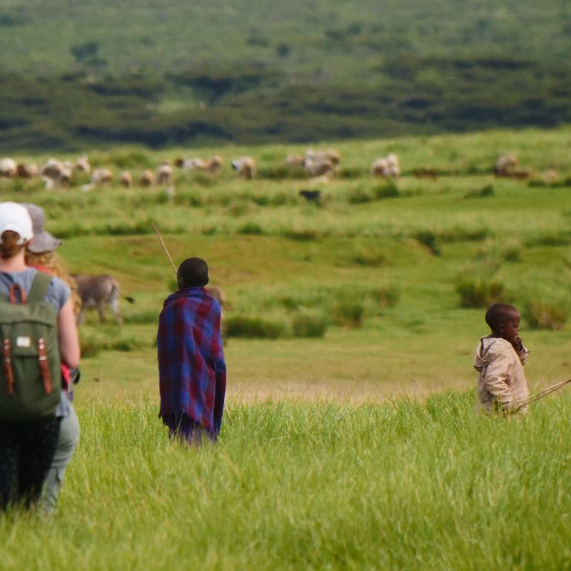 Reisegruppe und Stammesmitglieder im Ngorongoro Krater