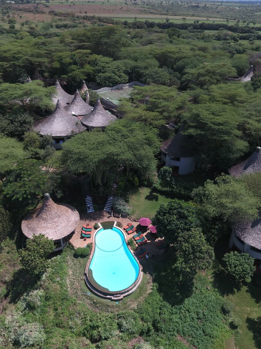 Poolanlage und Bungalows der Lake Manyara Serena Safari Lodge