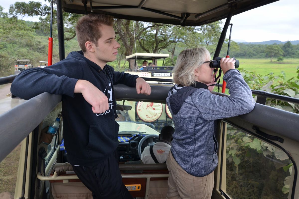 Reisegruppe im Arusha Nationalparkbei der Wildtierbeobachtung
