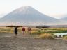 Kleine Reisegruppe beim Trekking in der Nähe des Natronsees. Im Hintergrund der Ol Donyo Lengai.